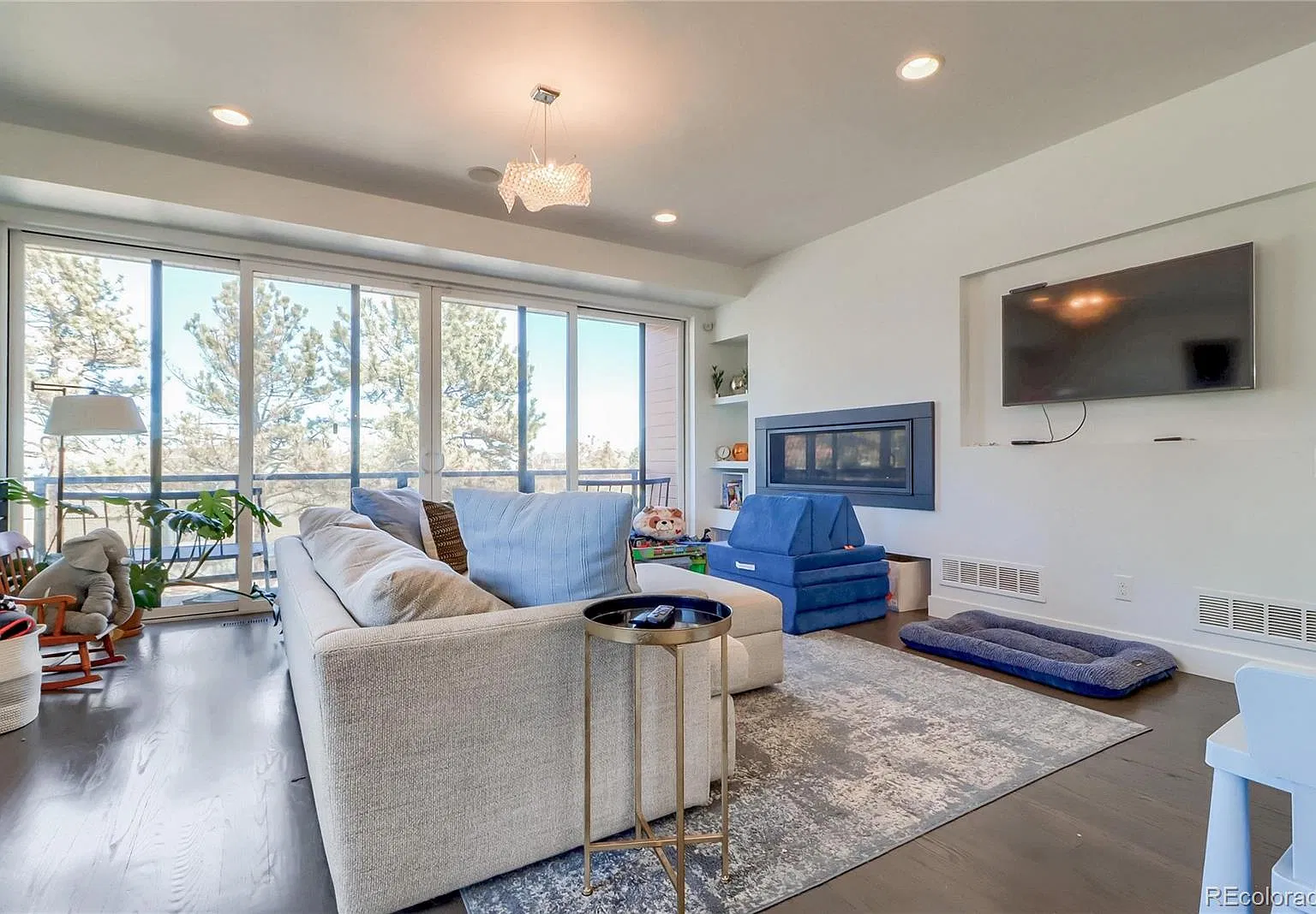 3 bed, 3.5 bath, 2297 sqft, $5,250 — Photo 2