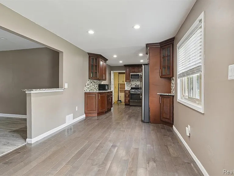 500 Trombley Dr — Photo 10