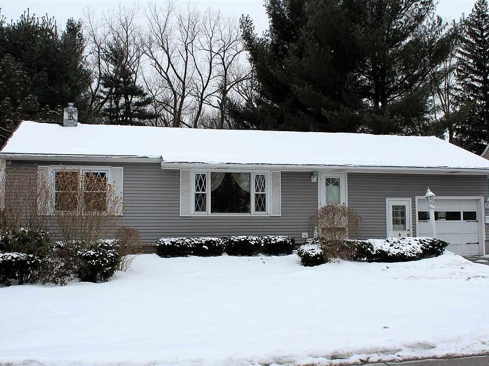 1st image of 16 Oakwood Dr