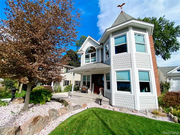 11493 E Shore Dr, Whitmore Lake, MI 48189
