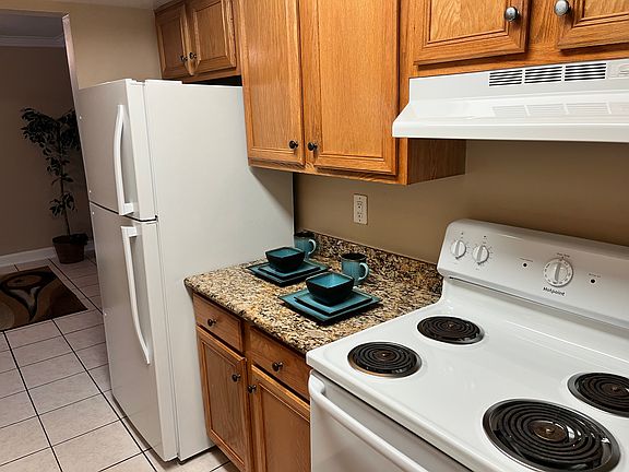3rd image of 827 Lowell Blvd #23