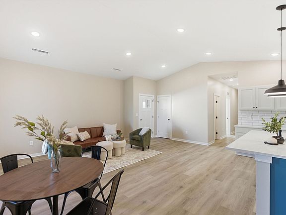 4th image of 3857 W Longleaf St