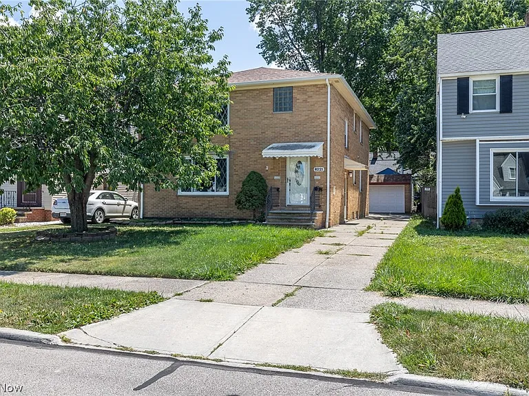 8221 Pelham Dr — Photo 2