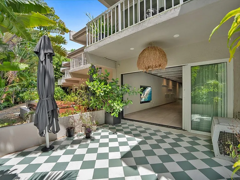 6011 N Bayshore Dr #8-D — Photo 3