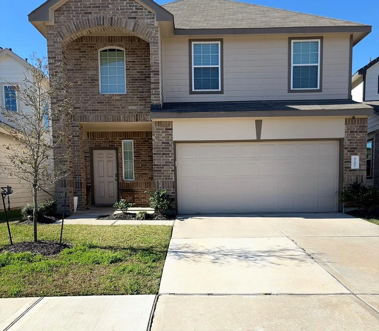 4 bed, 2.5 bath, 2286 sqft, $2,450 — Photo 1