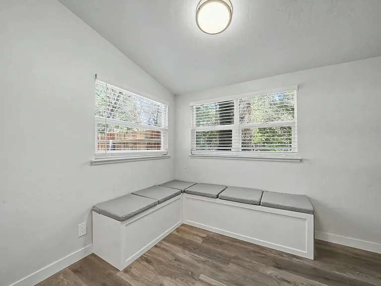 202 Lambert Ln — Photo 9