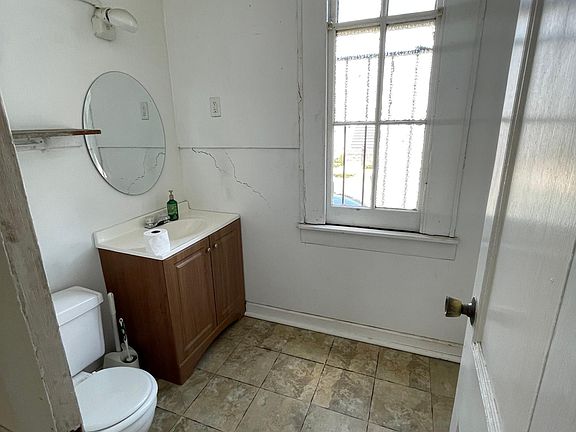 2nd image of 1644 Amelia St #E