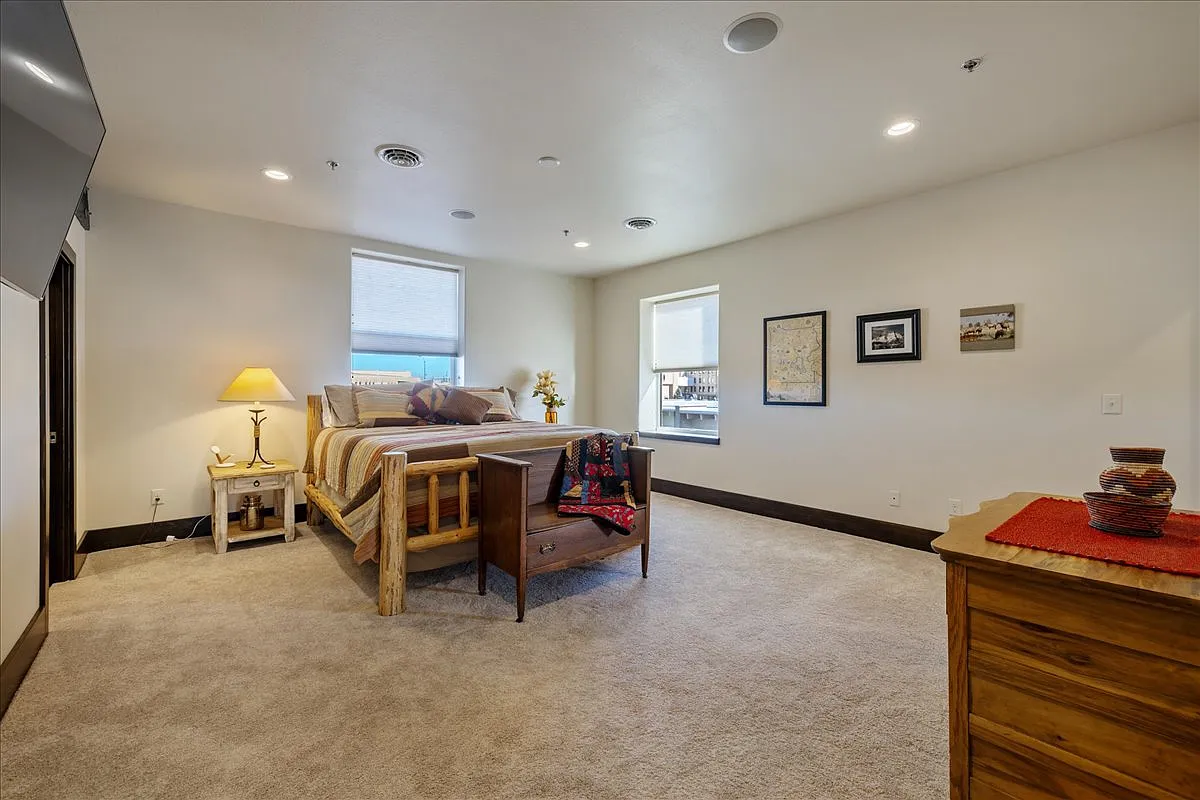 2 bed, 1900 sqft, $2,600 — Photo 2