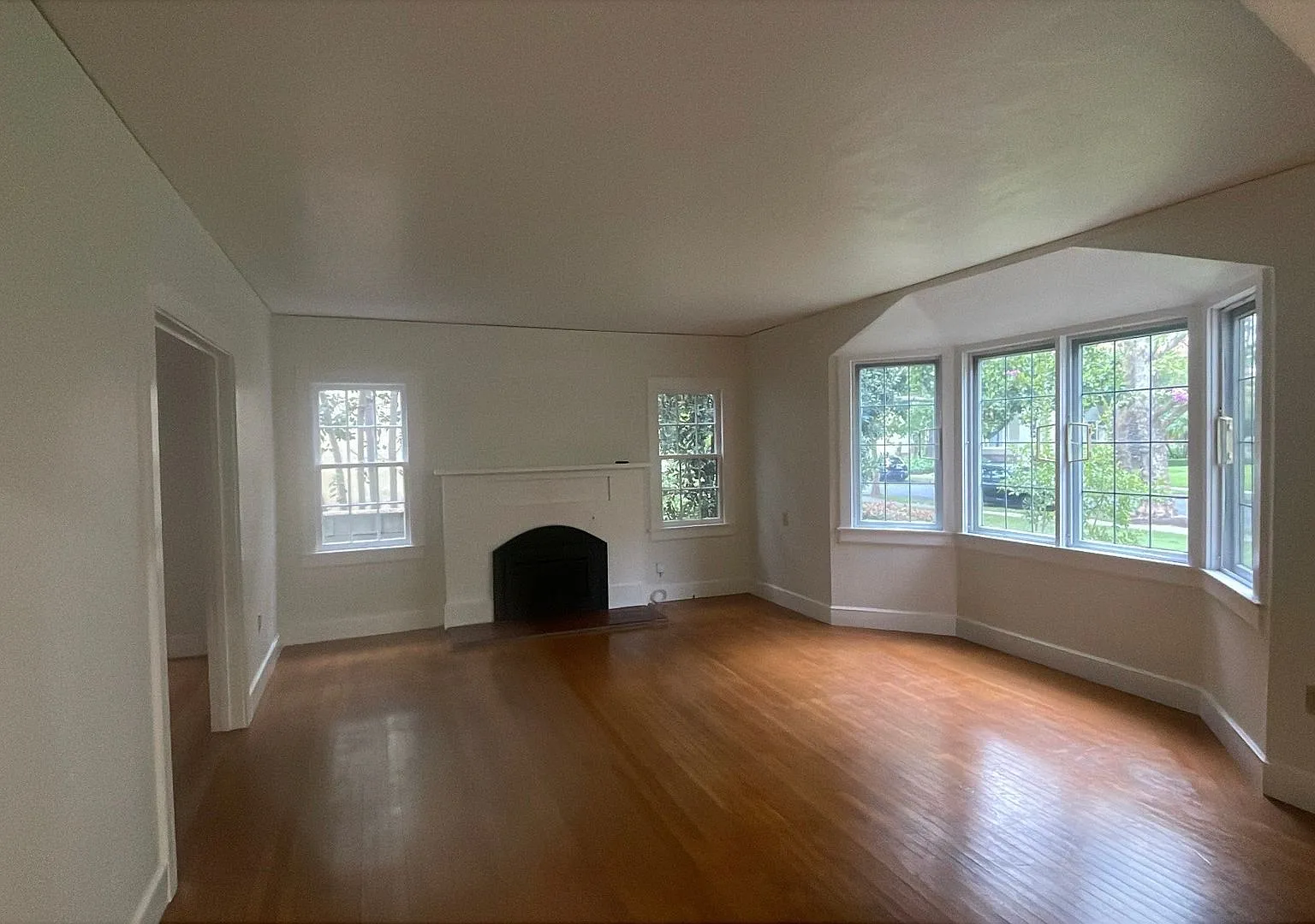 3 bed, 1.5 bath, 1350 sqft, $3,150 — Photo 2