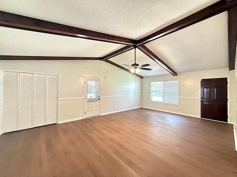101 Ellen Dr — Photo 2