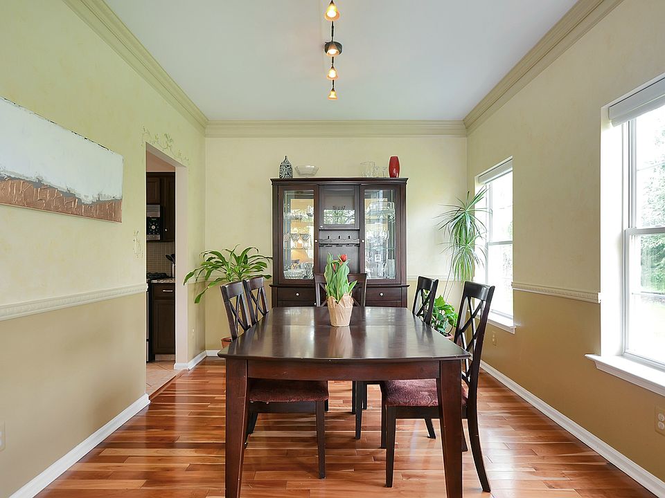 2nd image of 61 Harvard Cir