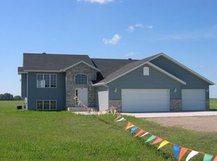 1632 Drews Dr, Grand Forks, ND 58201