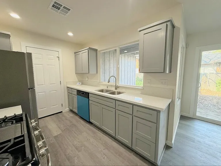 1422 Lansing St — Photo 5