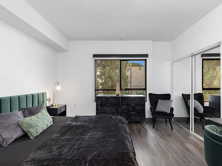 545 N Kenmore Ave — Photo 38