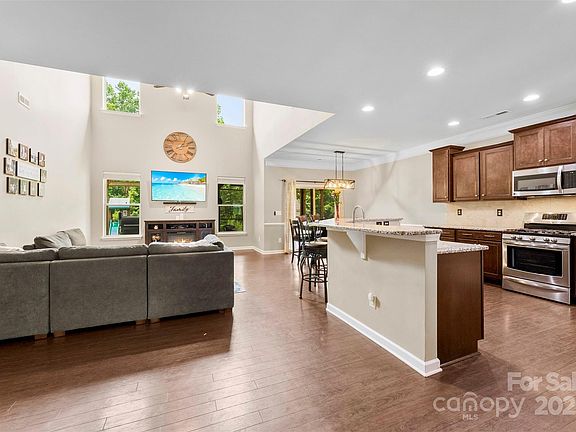 3rd image of 225 Tasman Dr