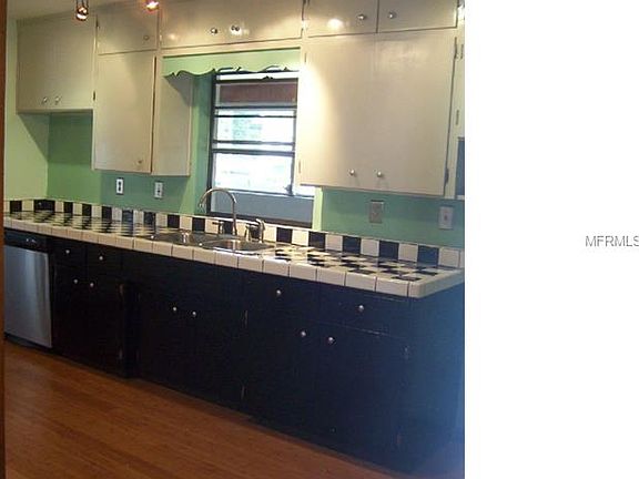 4th image of 812 Woodward St
