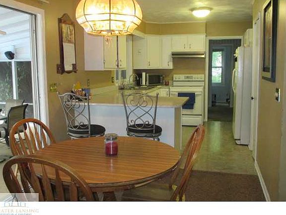 3rd image of 1039 Cliffdale Dr