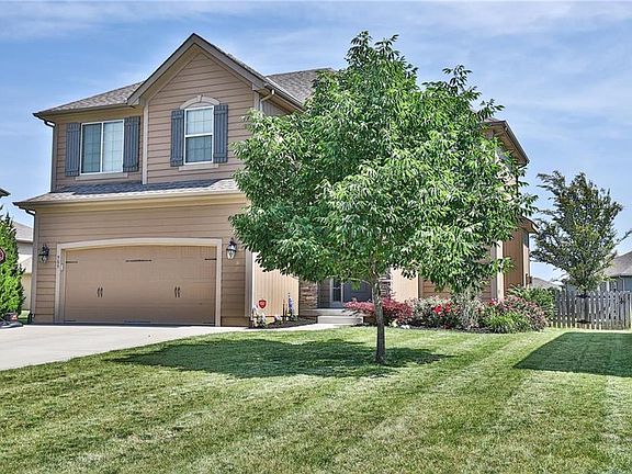 3rd image of 909 SE Sienna Ct