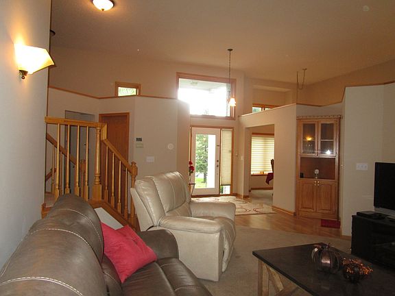 2nd image of 3318 Commonwealth Ct