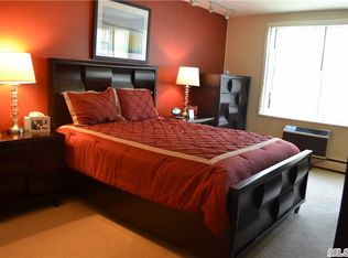 25 Canterbury Rd, Great Neck, NY 11021