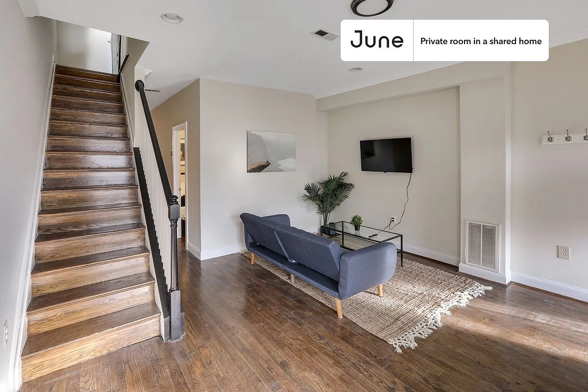 Queen bedroom in 3 bed/2.5 bath home in Columbia Heights #878 A — Photo 4