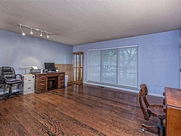 5th image of 9128 Pin Oak Dr