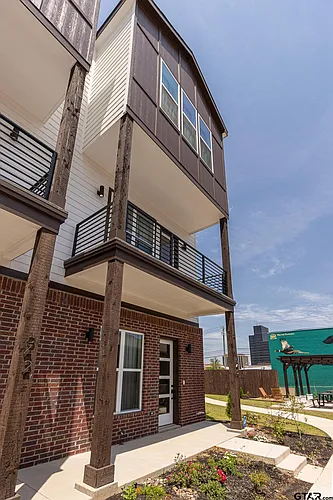 540 W Erwin St Photo 1