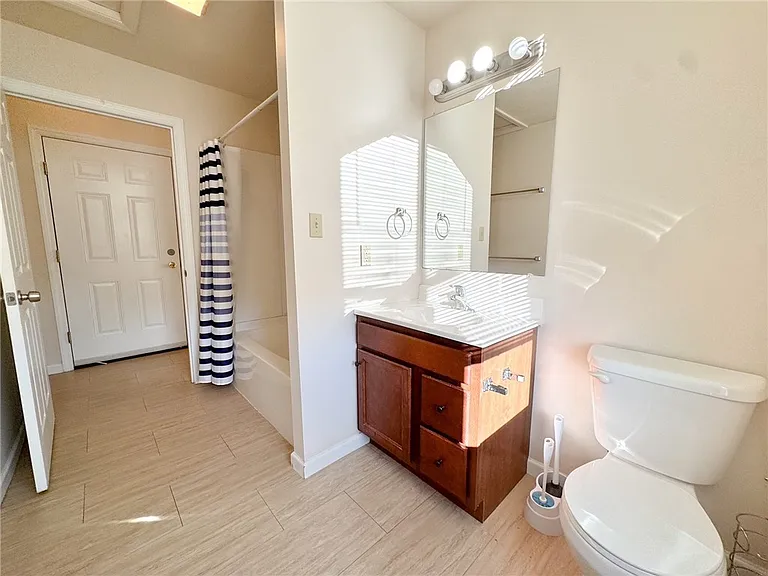 137 N Main St #D — Photo 11