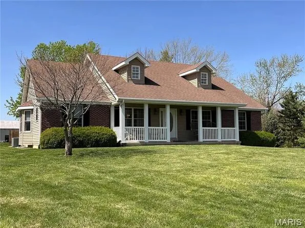 155 Zalabak Rd, Hawk Point, MO 63349