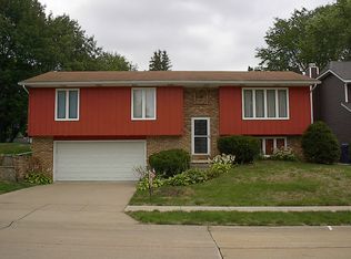 4595 Apple Valley Dr, Bettendorf, IA 52722