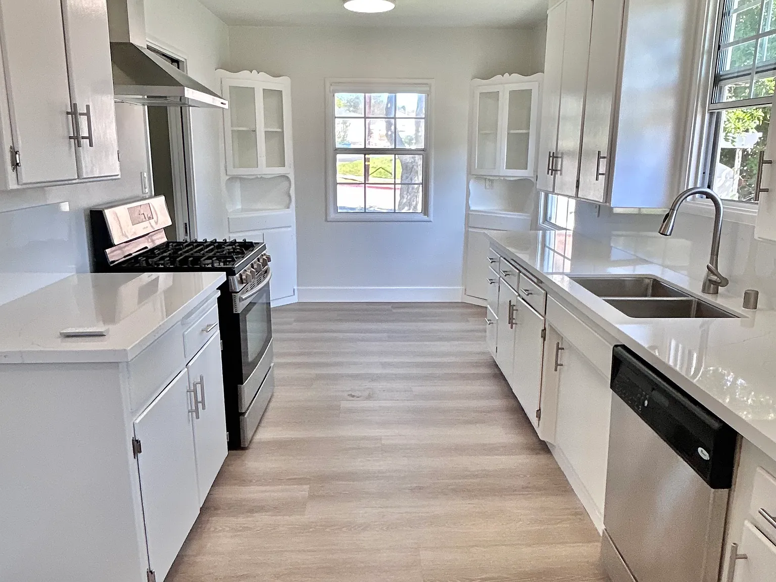 3 bed, 1425 sqft, $5,200 — Photo 1