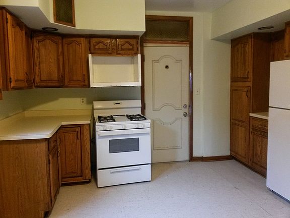 3rd image of 311 Memorial Dr APT 3