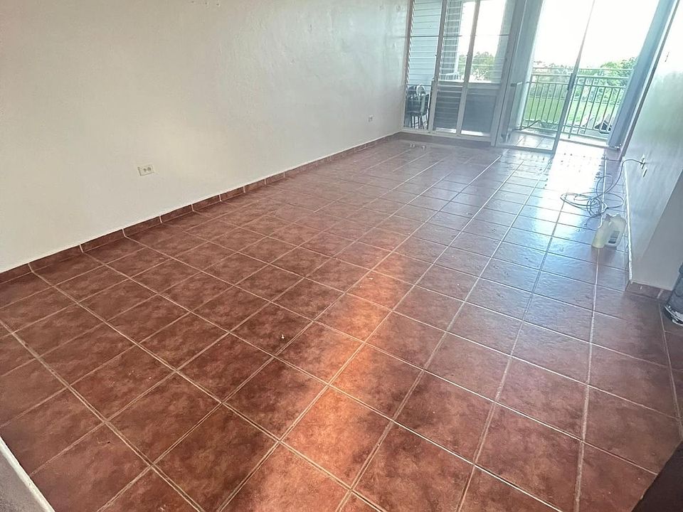 Living room to back patio (from fromt entrance)