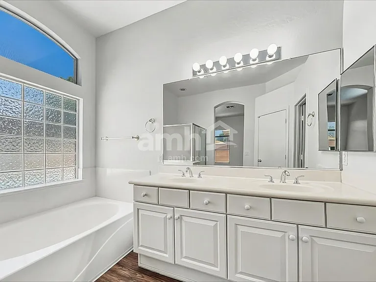 9435 W Pierson St — Photo 11