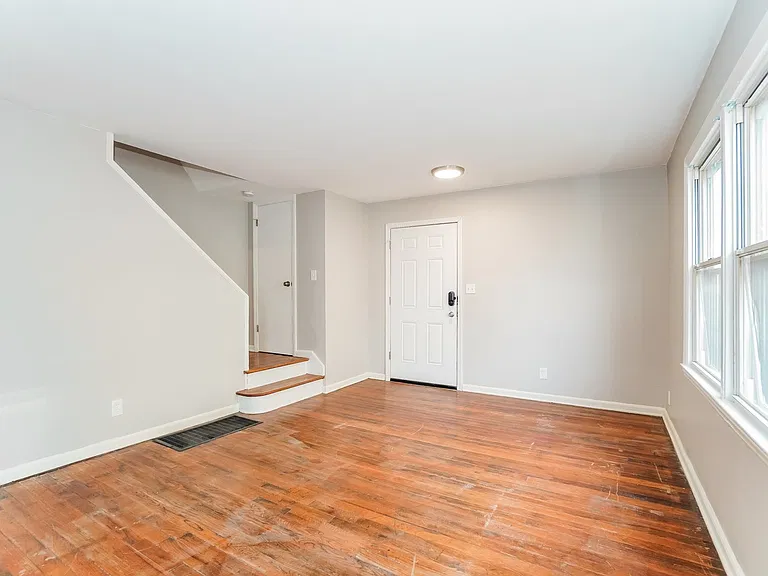 767230_021_living_room_13625775.jpg
