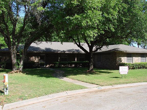 3rd image of 11 Brookhollow Cir
