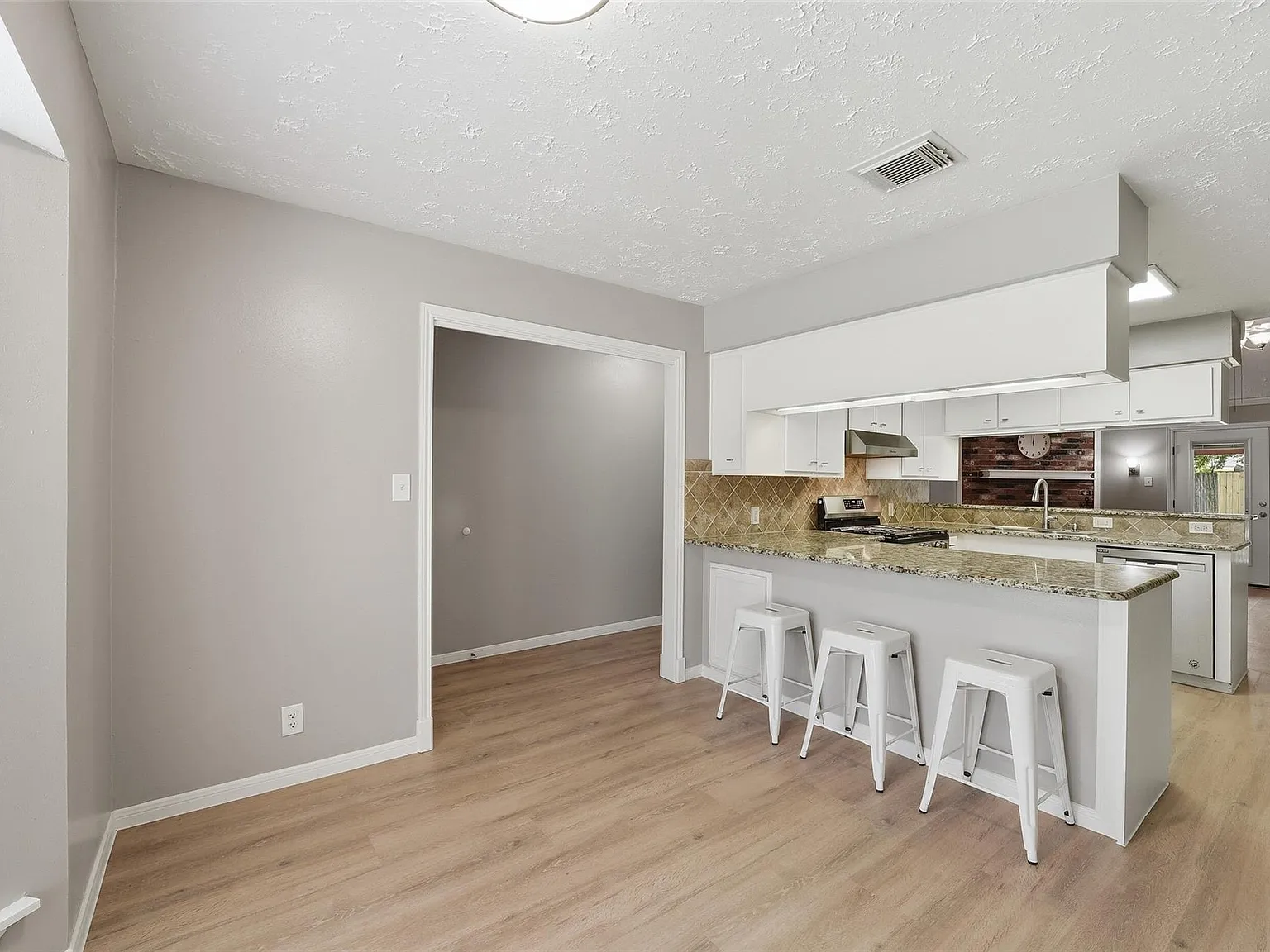 3 bed, 2.0 bath, 1476 sqft, $2,100 — Photo 3