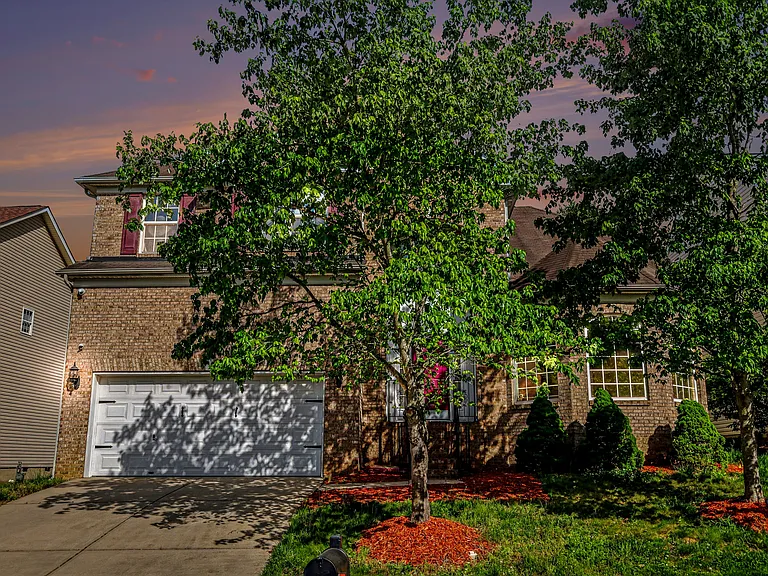 2119 Baggins Ln — Photo 4