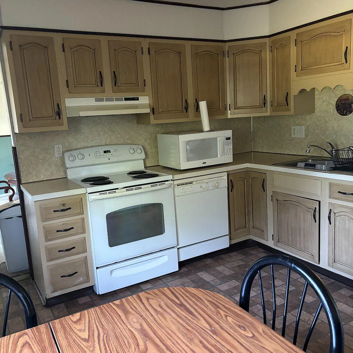 5 bed, 3.0 bath, 2020 sqft, $3,200 — Photo 3