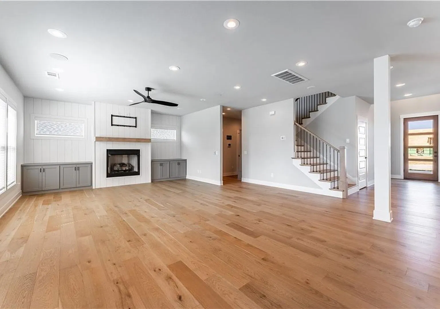 Quality built with beautiful modern fixtures, stunning accent walls, custom cabinets, quartz coun... — Photo 4