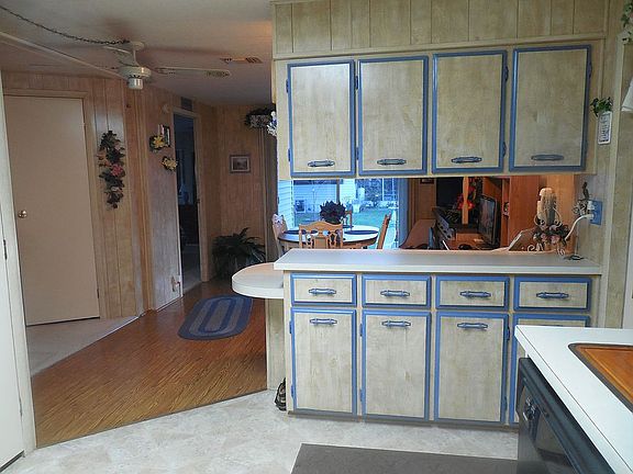 Kitchen lots of storage     