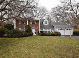 5 Scudders Pl, Coram, NY 11727