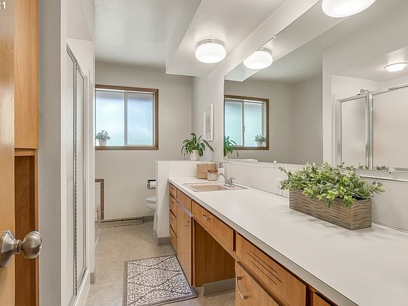 5th image of 14605 NE Broadway