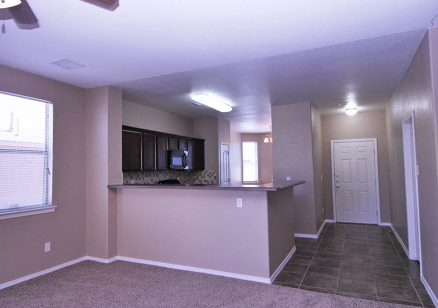 Fabulous 3 bedroom home w/ Refrigerated Air Near Ft. Bliss! — Photo 2