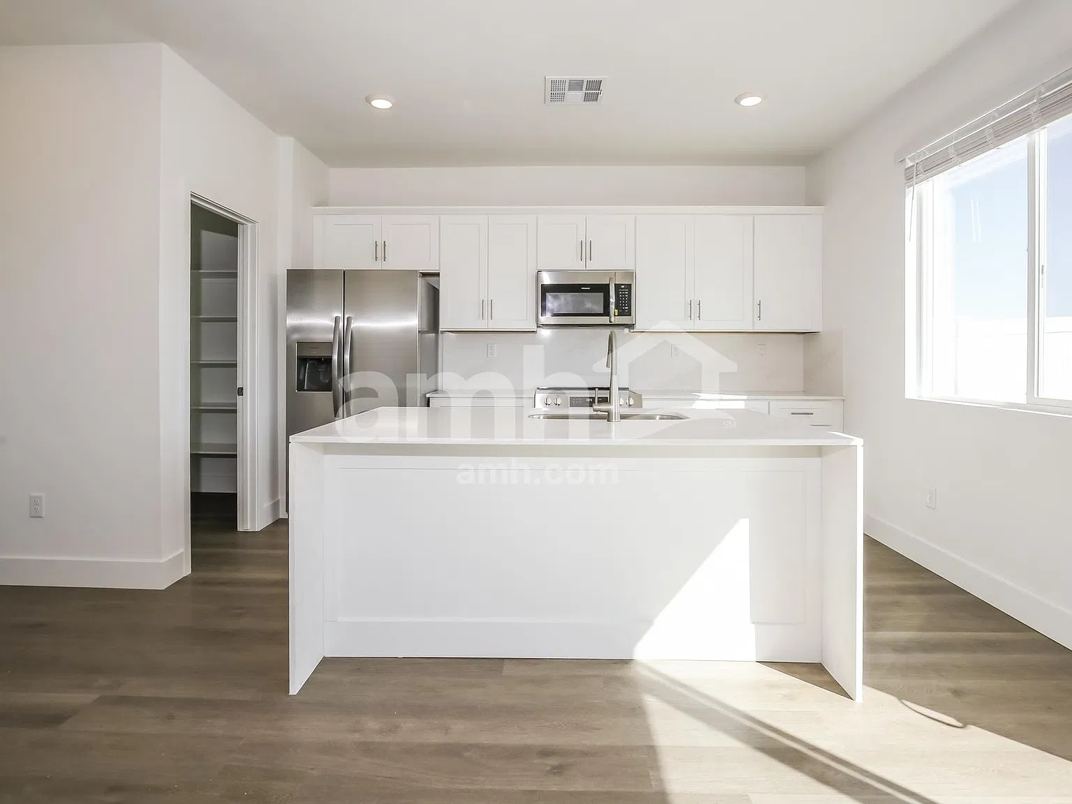 4 bed, 2.5 bath, 1796 sqft, $3,050 — Photo 3
