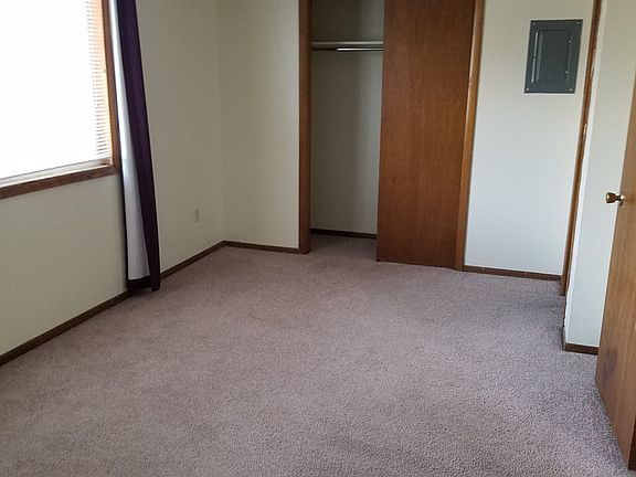 5th image of 1924 Meadow Dr APT 4