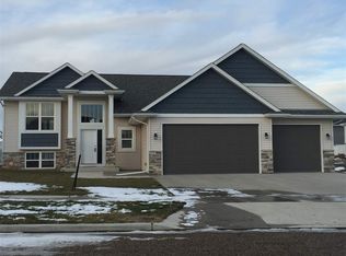 1804 26th Ave NW, Minot, ND 58703