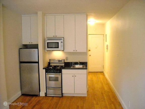 3rd image of 312-320 W 23rd St #3L