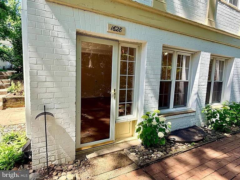 1628 Ripon Pl — Photo 2