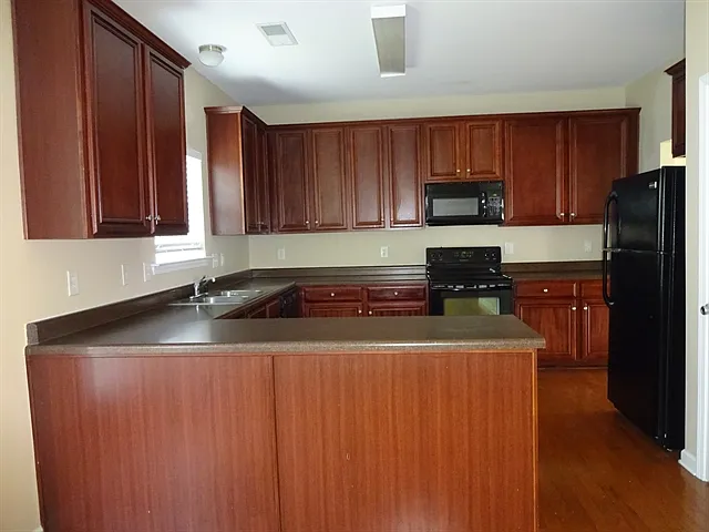 4 bed, 2.5 bath, 2354 sqft, $2,615 — Photo 4